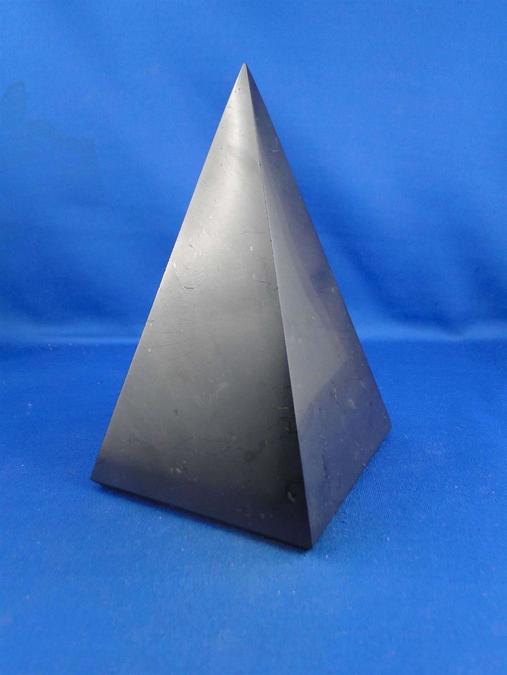 Minerali & Pietre curative: Shungit-Pyramide 8cmx8cm poliert – Usato da Schinznach Bad venduto da Demerald 2