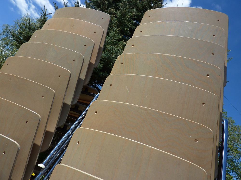 44 Stühle Stapelstühle Holzstühle Seminarstühle stapelbar 10