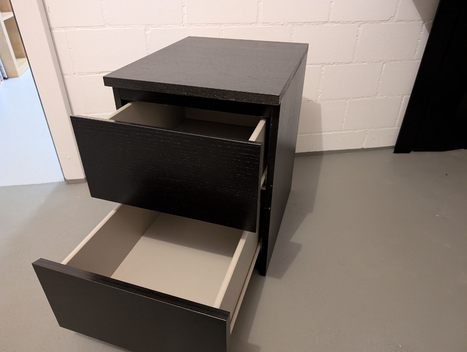 Ikea Cassettiere: Korpus/Nachtischli mit zwei Schubladen – Usato da Buttwil venduto da Sadusk 1