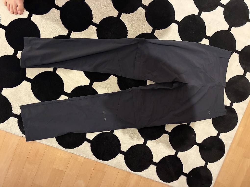 Pantaloni: Wanderhosen abnehmbar  – Usato da Hägglingen venduto da Ririmass