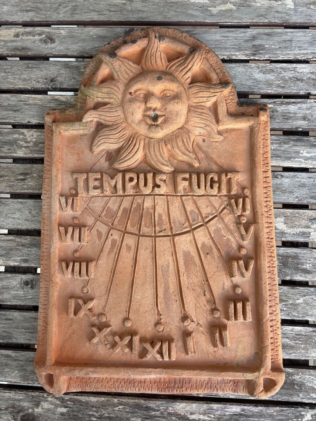 Tutte le decorazioni: Sonnenuhr Terrakotta mit Sonnengesicht und Spruch – Usato da Rupperswil venduto da sag_zwc9