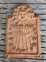 Sonnenuhr Terrakotta mit Sonnengesicht und Spruch