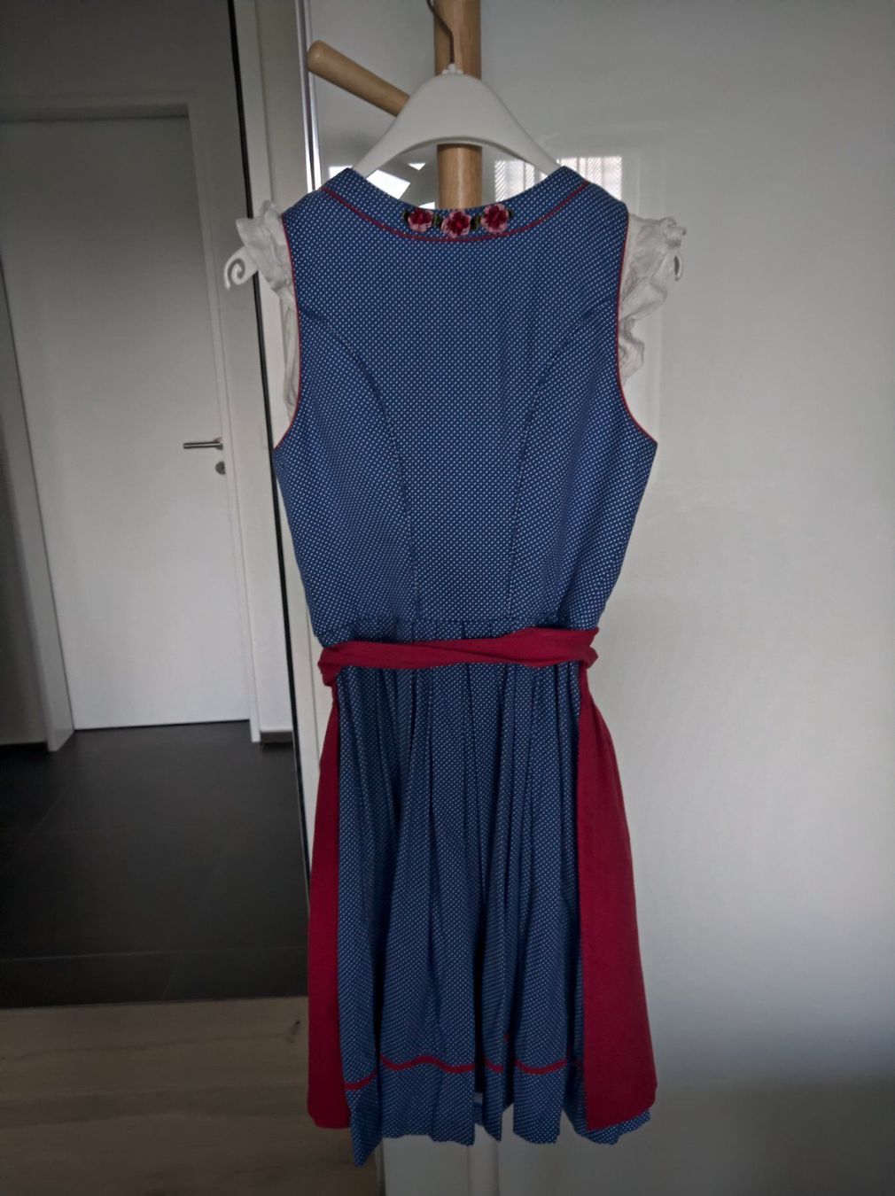 Robes: Dirndl – D'occasion à Salenstein par Silly...0 2