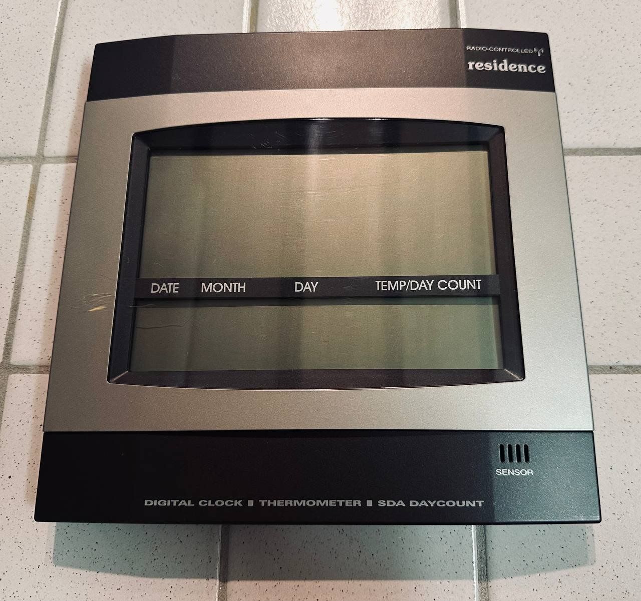 Uhren: Residence Funkuhr / Digitaluhr mit Thermometer – Gebraucht aus Basel von MHJME