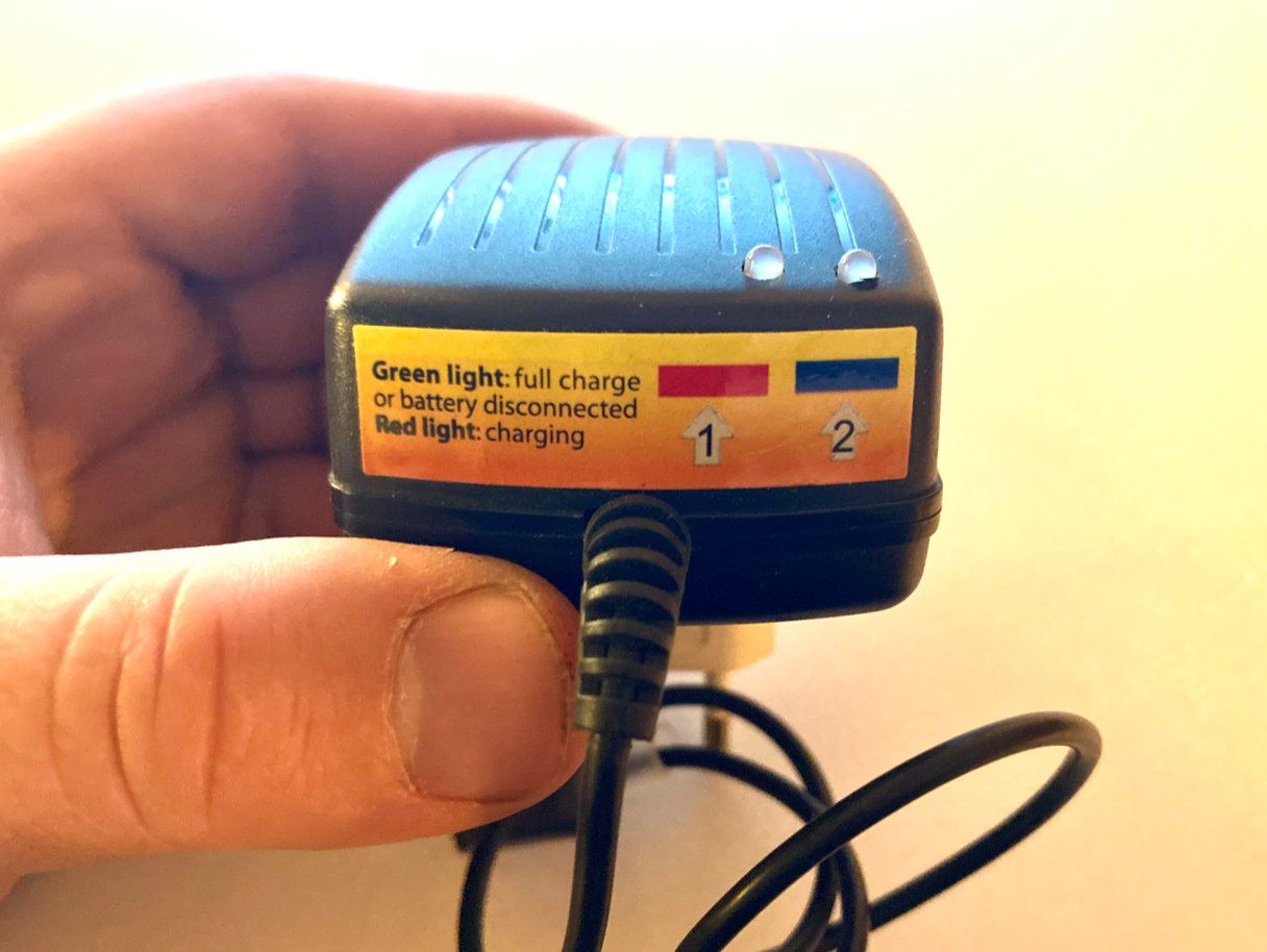 E-Flite Akkus, Ladegeräte & Netzgeräte: Chargeur pour lipo 1S double – Gebraucht aus Lausanne von Techobby 1