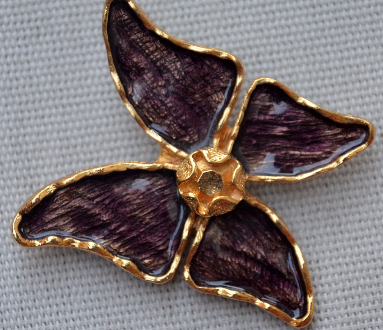 Saint Laurent Spille & Fermagli: Yves Saint Laurent Brosche / Broche – Usato da Collonges venduto da Auganien