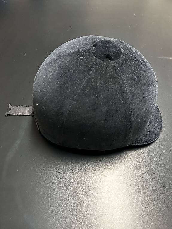 Caschi: Casco cap per equitazione ragazza/o – Usato da Tegna venduto da kainone1 1