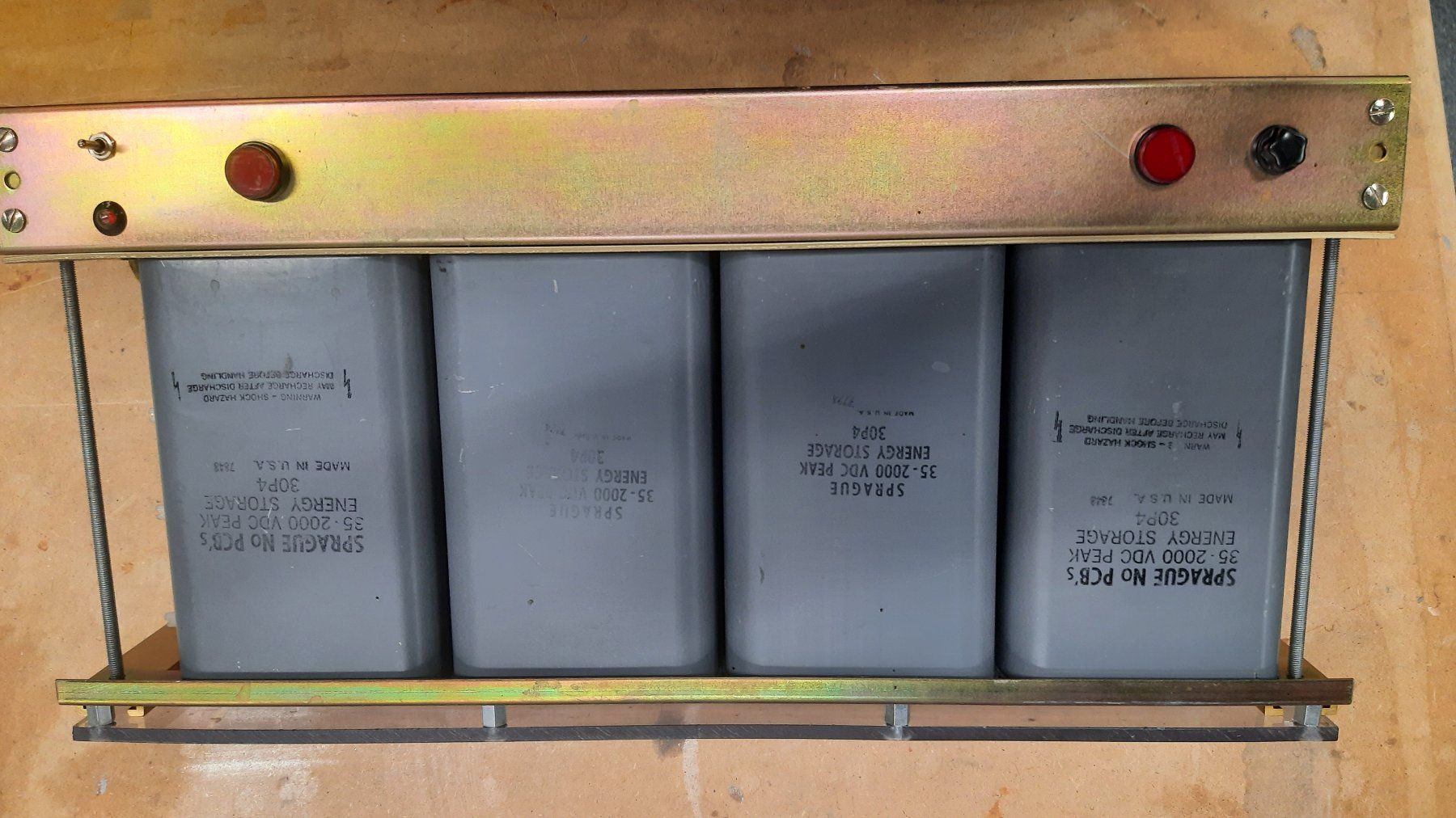 Componenti elettronici: assemblage de 4 condensateurs haute tension 35uF 2kV – Usato da Attalens venduto da Gmsa68