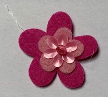 5 Filzblumen mit Perle zum Hängen, pink / 6cm