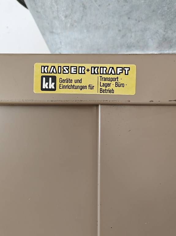 Armoires: Materialschrank KAISER+KRAFT, Schiebetüren, beige – D'occasion à Gossau SG par pag_pj7z 1