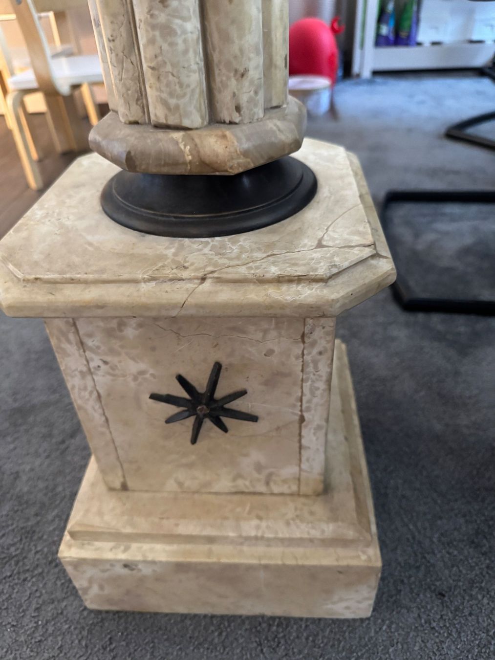 Sonstige Dekorationen & Accessoires: Marmorsäule / Pflanzenständer, Höhe 108cm ANTIK – Gebraucht aus Horgen von Auction-Kings 2