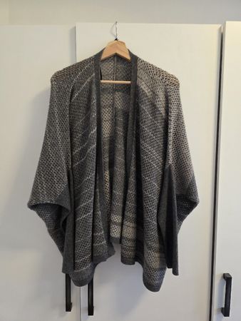 Edles Gestrick-Cape von Repeat, Gr. 38