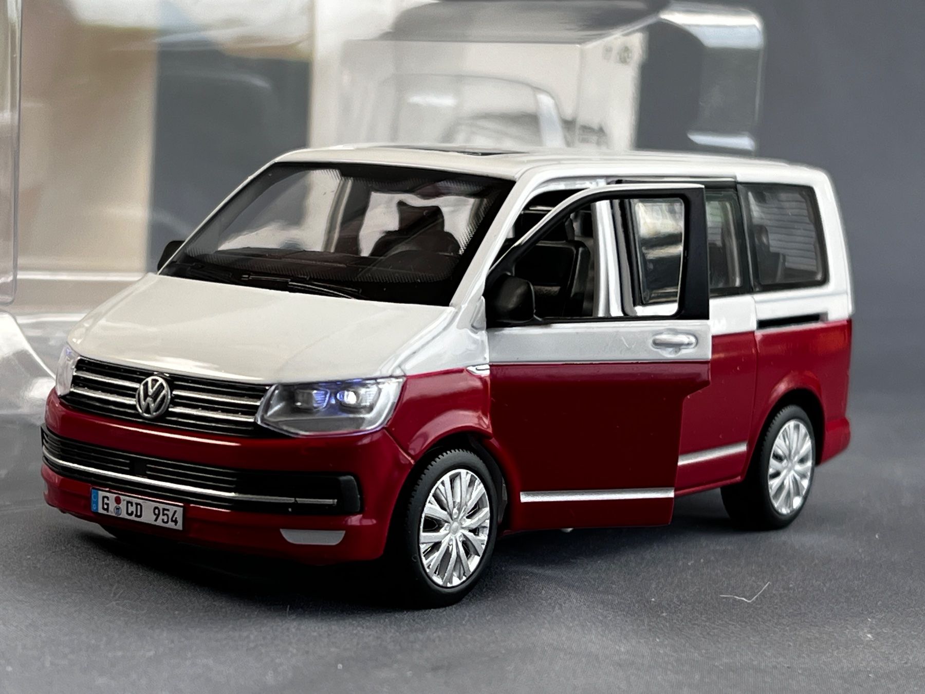 Kit di modellismo & Modellini statici: VW T6 Multivan officially authorized 1:32 model – Nuovo e nell'imballaggio originale da Thônex venduto da lufoto