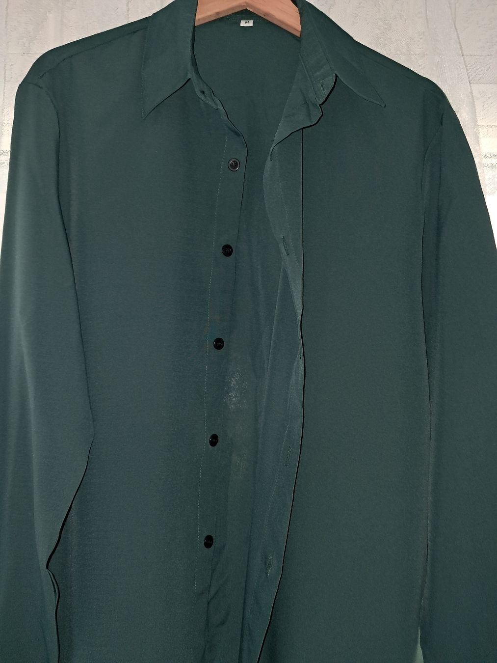 Hemden: Dunkelgrünes Hemd aus Polyester, Grösse M, Top Zustand – Neu und originalverpackt aus Bassersdorf von Hyri.i