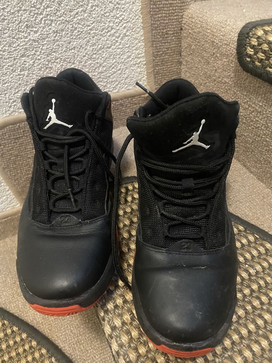 Herrenschuhe: Jordan Turnschuhe Größe 41 – Gebraucht aus Brütten von Yecil