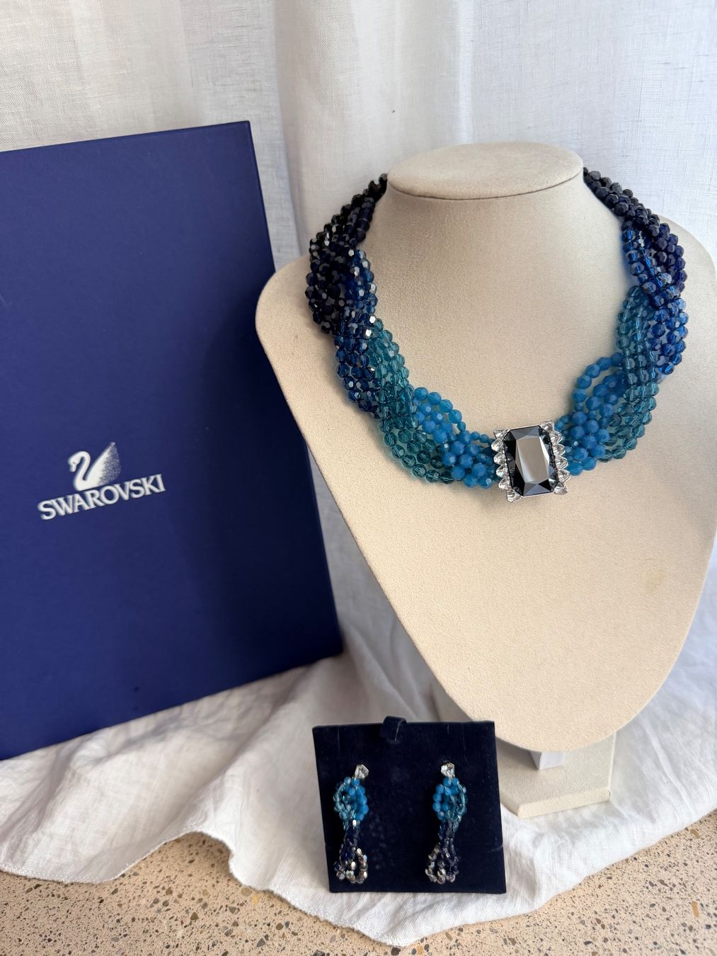 Swarovski Catenine: SWAROVSKI Collier mit Ohrstecker blau – Nuovo (secondo la descrizione) da Brütten venduto da Rod816