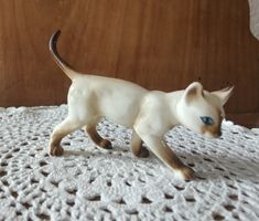 Siamkatze aus Porzellan stehend 
