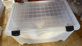 Grosse, durchsichtige Aufbewahrungsbox mit Deckel u. Roll...