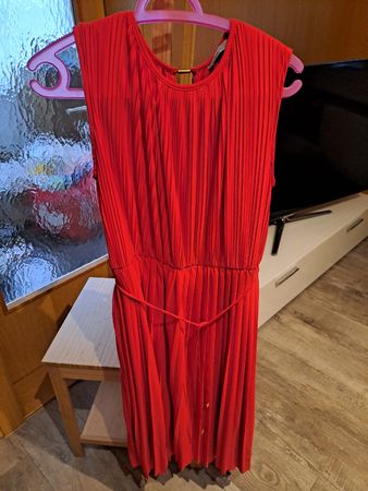 Kleid H&M rot Grösse M Faltenrock mit Gürtel