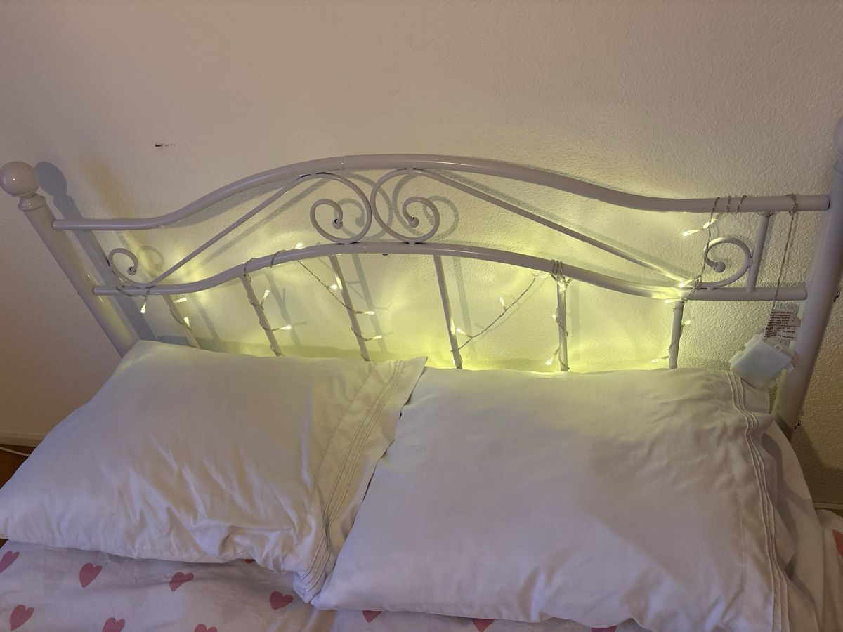 Letti: Small doublebed metal  frame white in good condition – Usato da Zürich venduto da geevee02 3