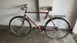 Vélo de ville vintage rouge avec porte-bagages