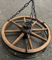 Antikes Wagenrad mit Aufhängung (Deko)