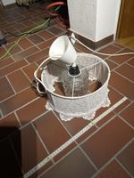 Pendelleuchte mit Glasschirm und Spitzenstoff weiss