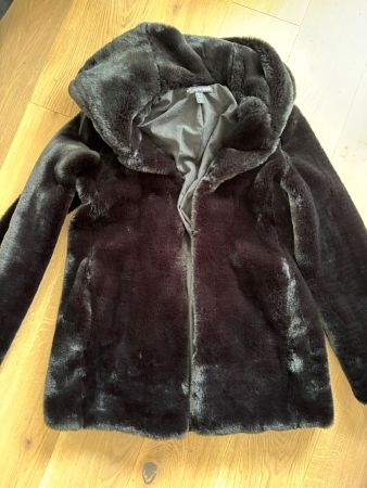 Manteau fausse fourrure noire Zara