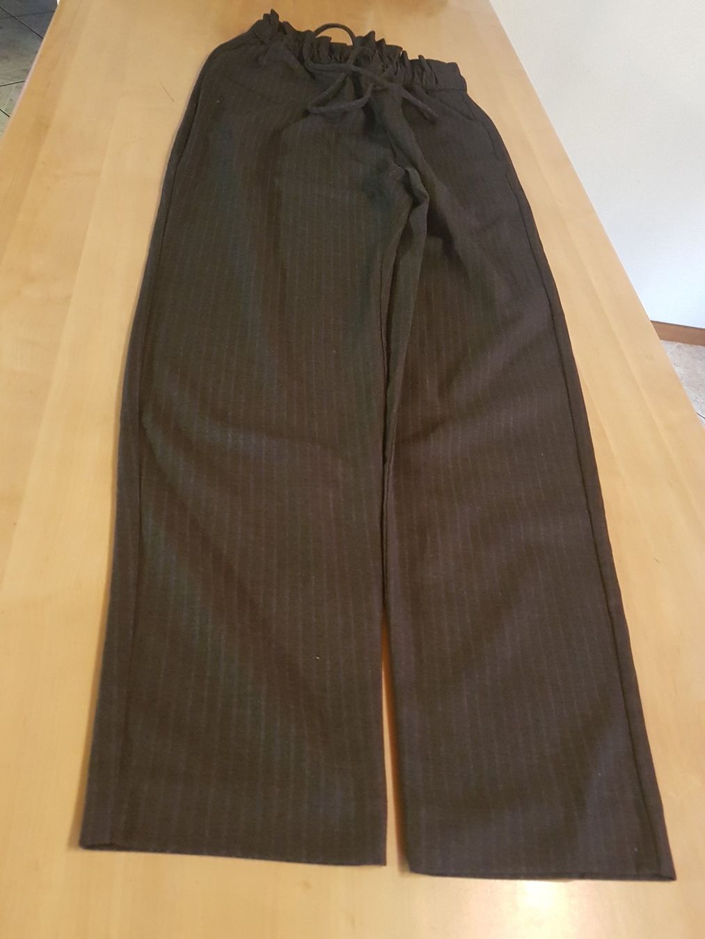 Hosen: Pantalon taille élastique grandeur 26 XS marque Pull & Bear – Gebraucht aus Villiers von san_jn5w 4