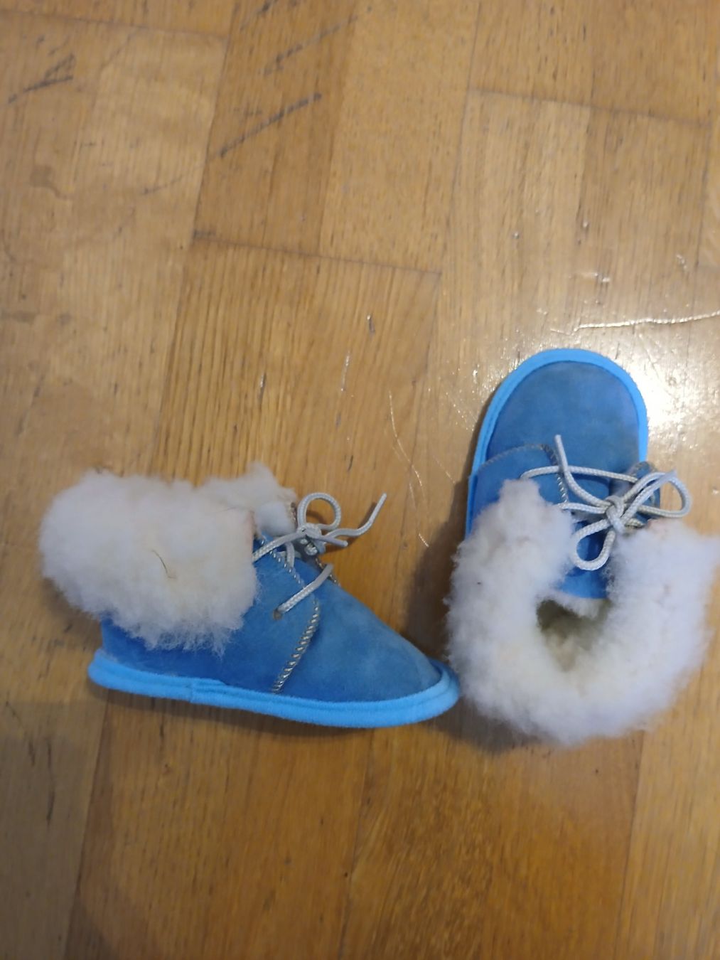 Scarpe per ragazzi: Lammfellschuhe Baby – Usato da Zürich venduto da lauravanessa