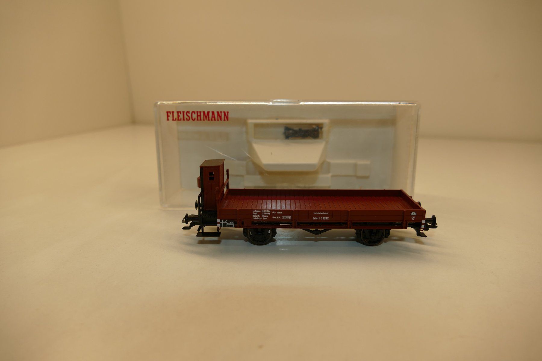 Fleischmann Modelleisenbahnen: Fleischmann H0: DR Flachwagen mit Bremserhaus – Neu (gemäss Beschreibung) aus Niederhasli von rail-duerst