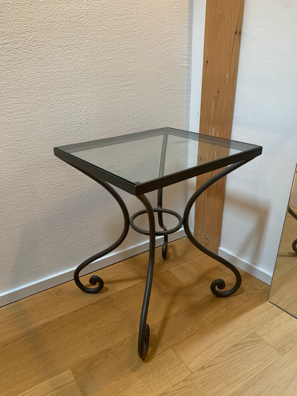 Tavoli: Beistelltisch aus Metall mit Glasplatte – Usato da Basel venduto da I.Kuenzle