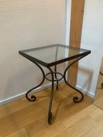 Beistelltisch aus Metall mit Glasplatte