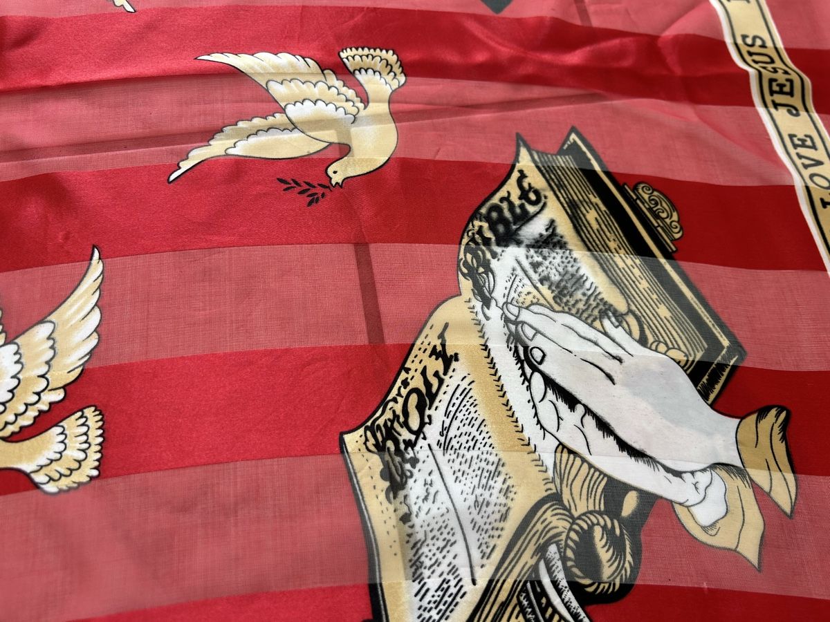 Foulards, Tücher & Schals: Red polyester scarf with doves and Bible print – Gebraucht aus Saland von ele_vc96 1