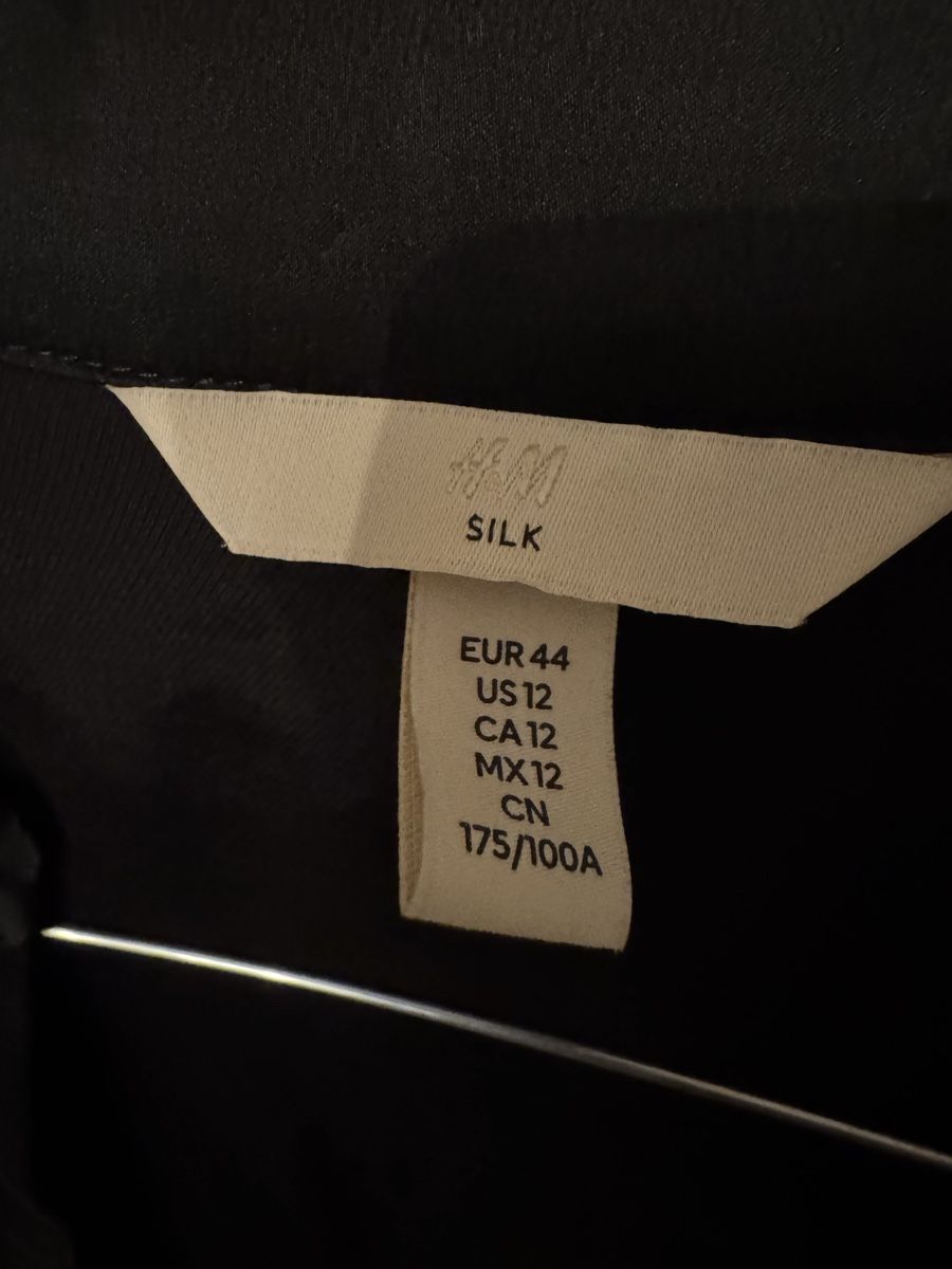 H&M Kleider: H&M Black Silk Mini Dress – Gebraucht aus Zürich von sar_bv7l 1