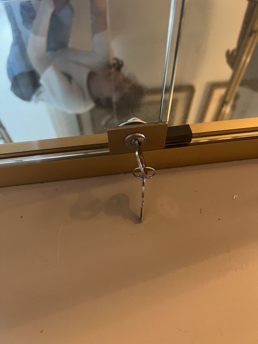 Vitrinen: Glasvitrine mit Schlüssel  – Gebraucht aus Winterthur von nma_2kgs 2