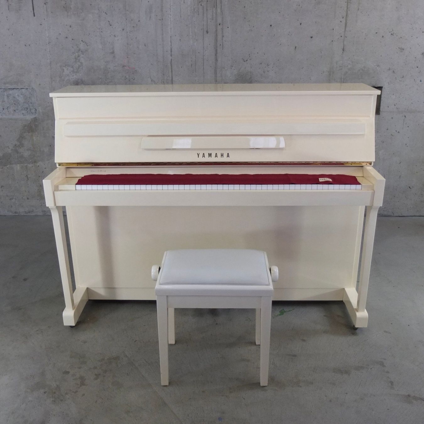 Yamaha Strumenti musicali: Klavier Yamaha E110N, weiss poliert – Usato da Basel venduto da Brocki-auf-dem-Wolf 3