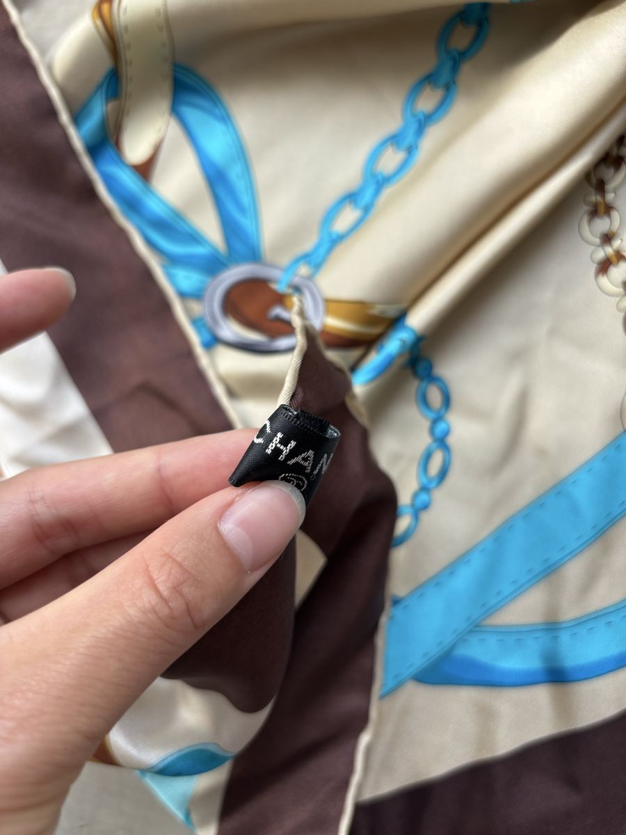 Chanel Foulards, Tücher & Schals: Chanel Seidenfoulard  – Neu (gemäss Beschreibung) aus Steinmaur von aly_mhs6 4