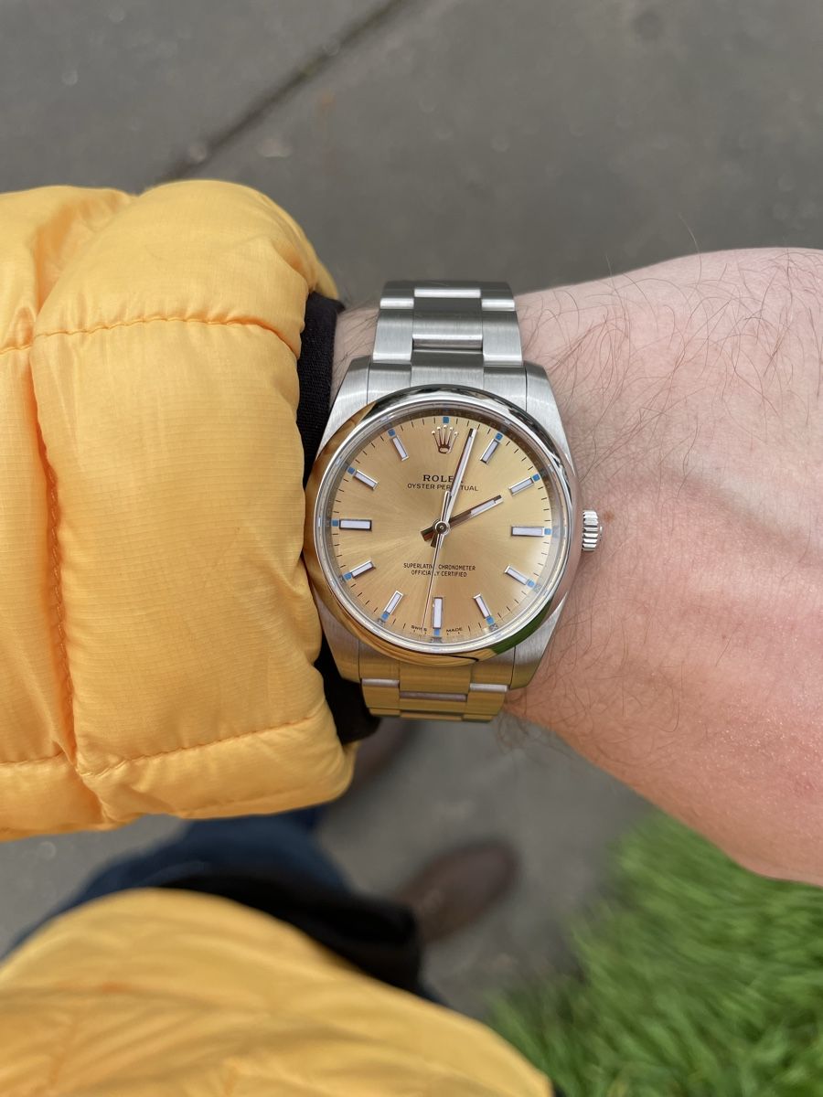 Rolex Uhren: Rolex Oyster Perpetual 34, Ref. 114200, Gold Dial – Gebraucht aus Kriens von Wristopia
