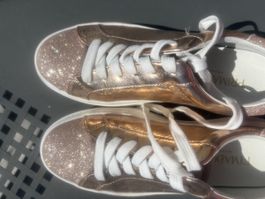 Rosegoldene Sneaker aus Mailand , NEU