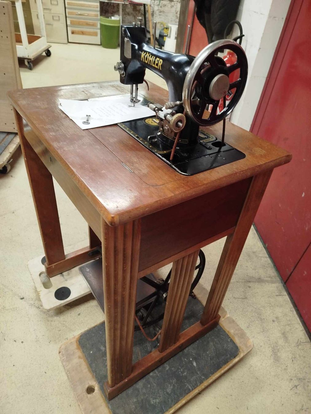 Macchine da cucire: Ancienne machine à coudre Köhler. – Usato da La Chaux-de-Fonds venduto da Emmaus2300CDF 1