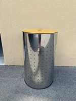 Runder Wäschekorb aus Metall mit Holzdeckel