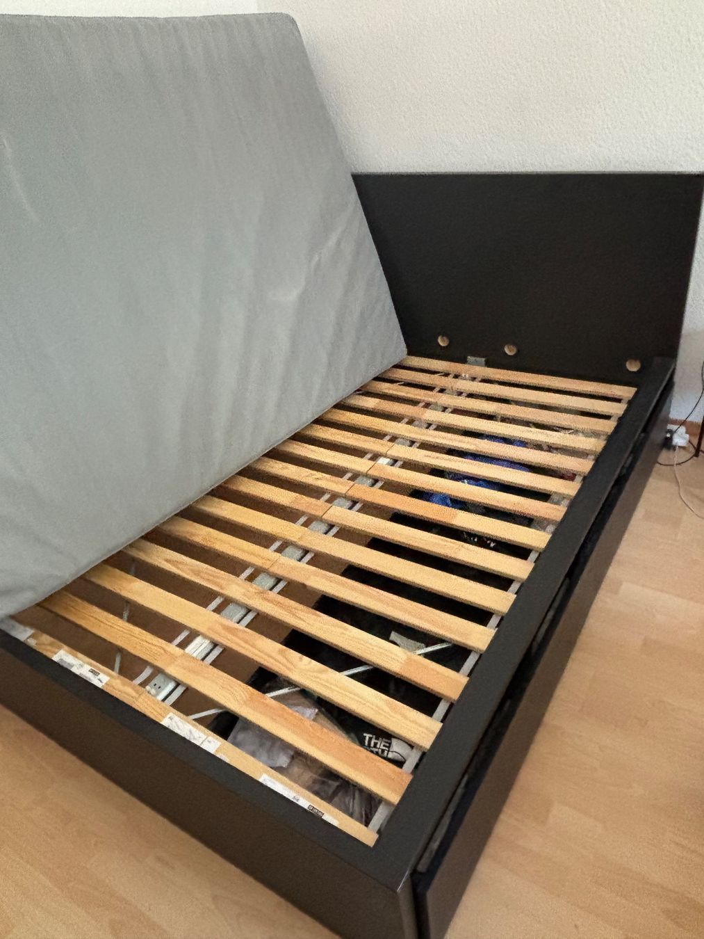 Letti: IKEA Malm Bett 140x200cm schwarz – Usato da Zürich venduto da ant_f6bh 2