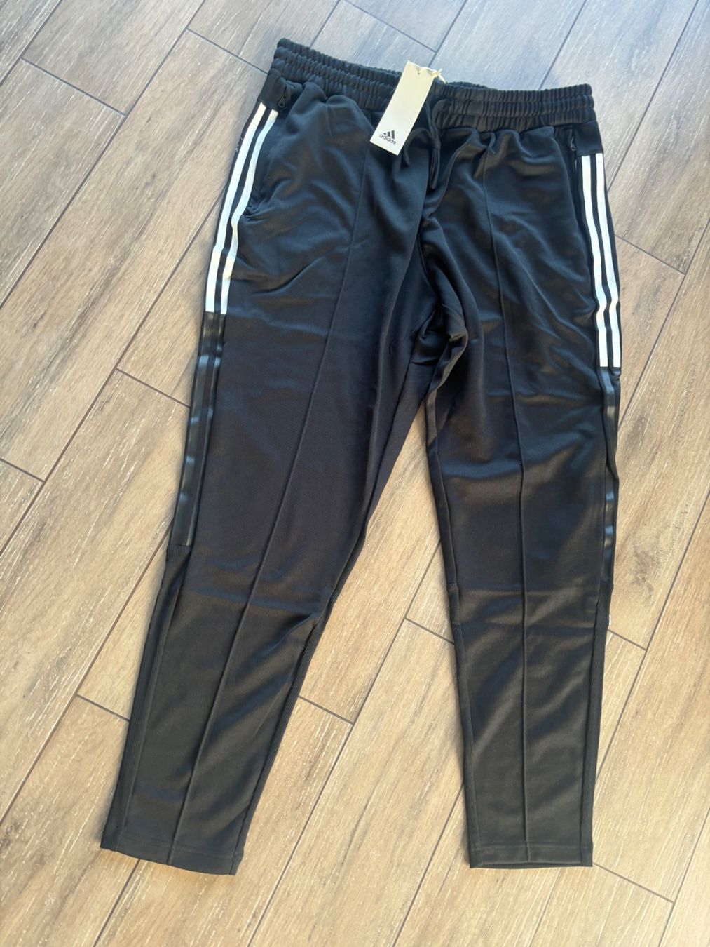 Adidas Pantaloni: XL__adidas_NEU_LP 85 sfr – Nuovo e nell'imballaggio originale da Versegeres venduto da kista
