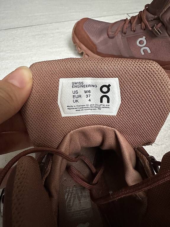 On Scarpe da donna: on Cloudrock Waterproof Wanderschuhe Gr. 37 Traube/Haselnuss – Usato da Chur venduto da mylogin.org 4
