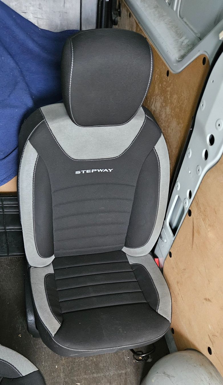 Dacia Alle Autoersatzteile: Dacia (Dokker) Autositze komplett mit Sitz Airbag Armlehne – Gebraucht aus Sarnen von Profi3 1