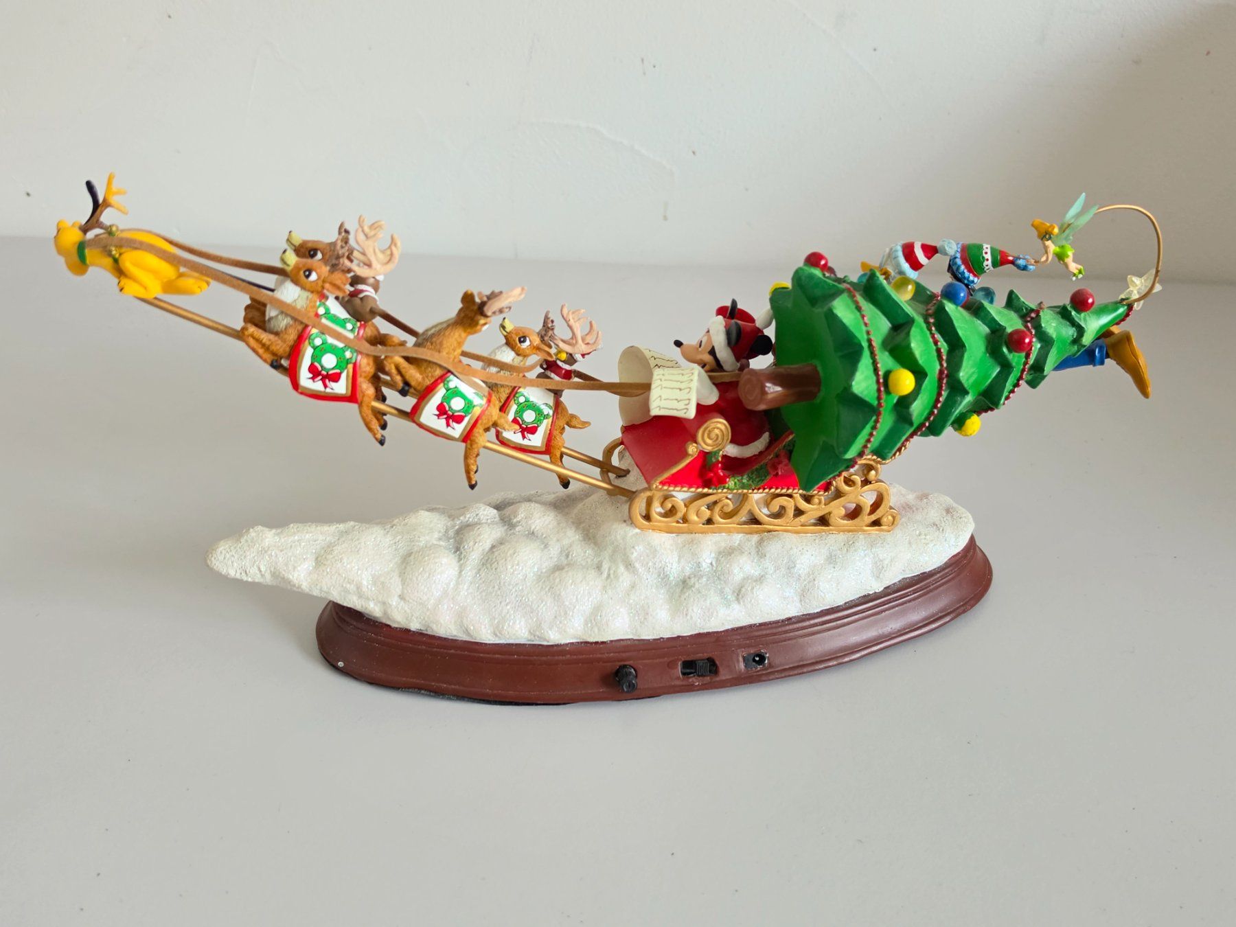 Disney Statuette: Disney Dashing Through the Snow - Bradford Exchange 2011 – Usato da Birr venduto da DisDas 4