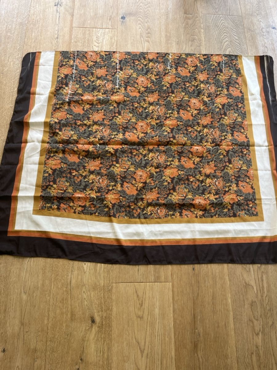 Foulards, Tücher & Schals: Damen Halstuch mit Blumenmuster braun – Gebraucht aus Effretikon von erbaeff 1