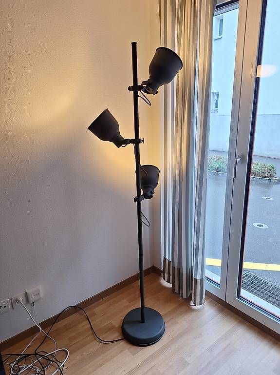 Lampes: IKEA HEKTAR Standleuchte 3er Spots – D'occasion à Zürich par jon_g8hw