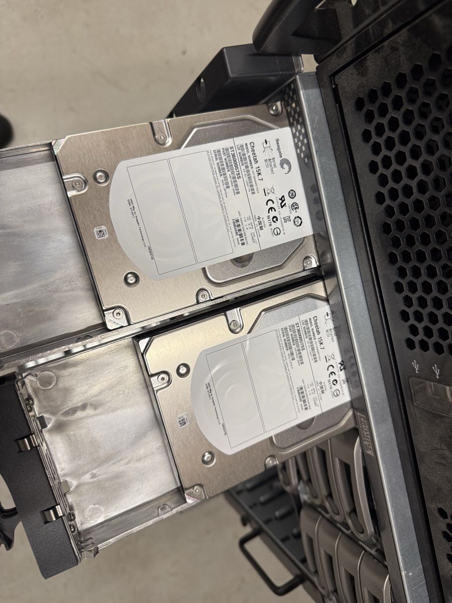 Server: Server Gehäuse Teile Festplatten RAM Konvolut – Usato da Amriswil venduto da nat_8mxt 3